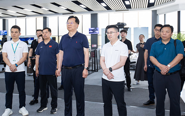 5月31日，西安市体育局二级巡视员吴逸伦带领近30位领导及企业代表莅临舒华体育台商工业园区参观考察。舒华体育总裁特别助理侍勇及营销事业中心总经理连新安等人陪同接待。